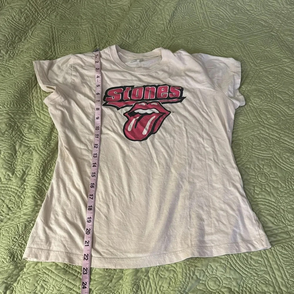 Rolling Stones cream colored t shirt with signature red tongue - Picture 5 of 9